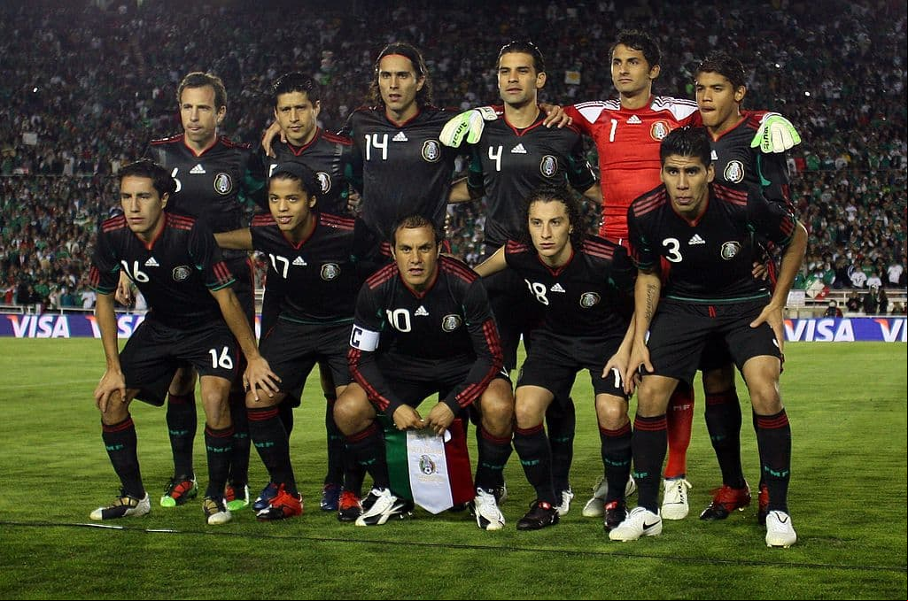 Ricardo La Volpe lo convocó a la selección mexicana y debutó en un partido contra Trinidad y Tobago en 2004.