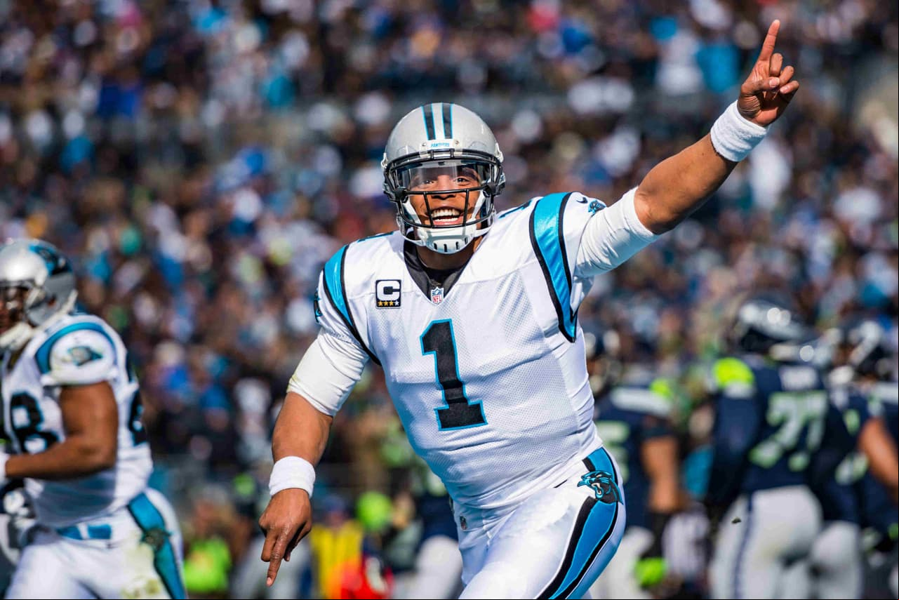 1 / CAM NEWTON - QB - CAROLINA PANTHERS - A pesar de la derrota en el Super Bowl 50, la temporada 2015 resultó la mejor en su carrera aunque esto no resultó suficiente. Pero de acuerdo con le evolución que ha tenido se espera que 2016 sea mejor. Nadie tuvo mejores números la temporada pasada: 3,837 yardas por pase con 35 touchdowns y 636 yardas por tierra con 10 touchdowns. El año pasado fue 73 en el Top 100.