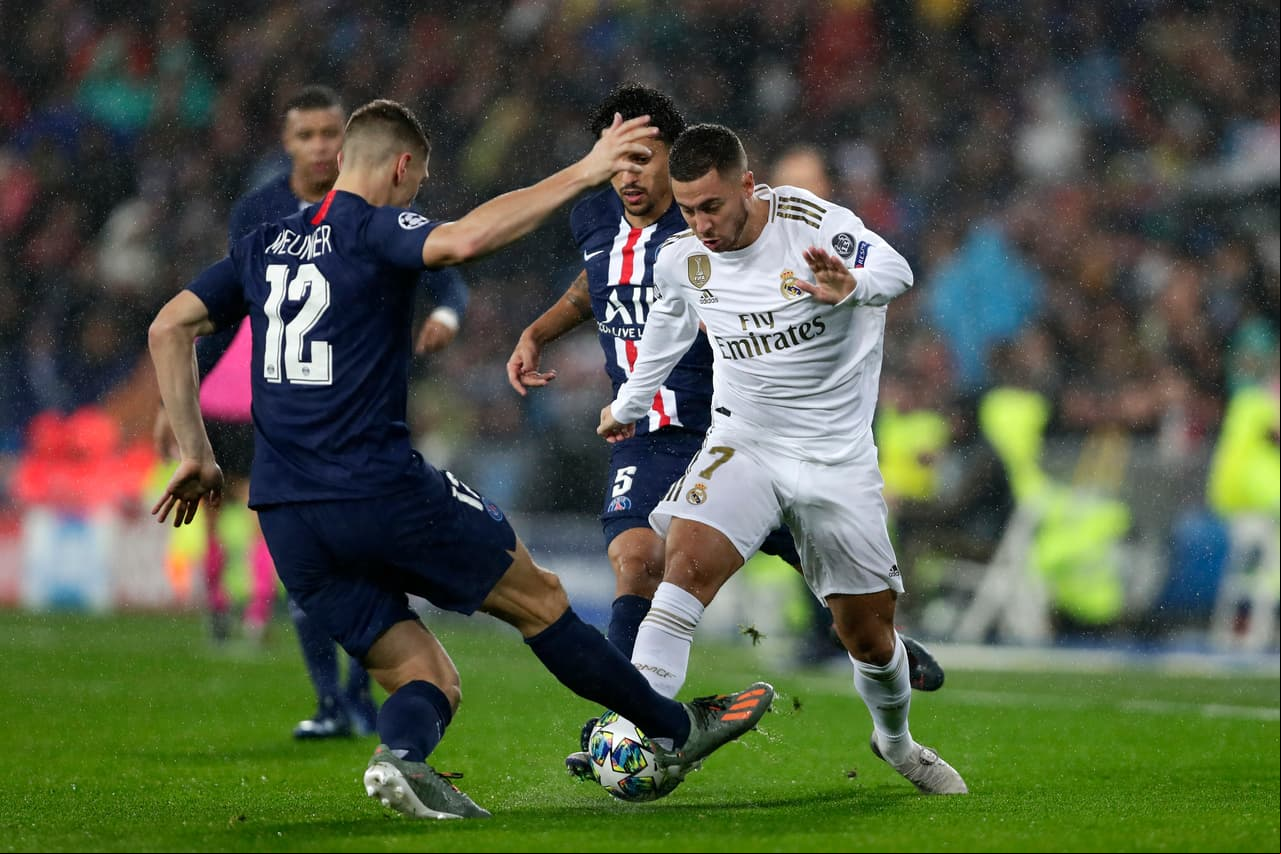 Eden Hazard a la derecha, lucha por el balón contra Thomas Meunier del PSG durante el partido disputado en el Snatiago Bernabeu.