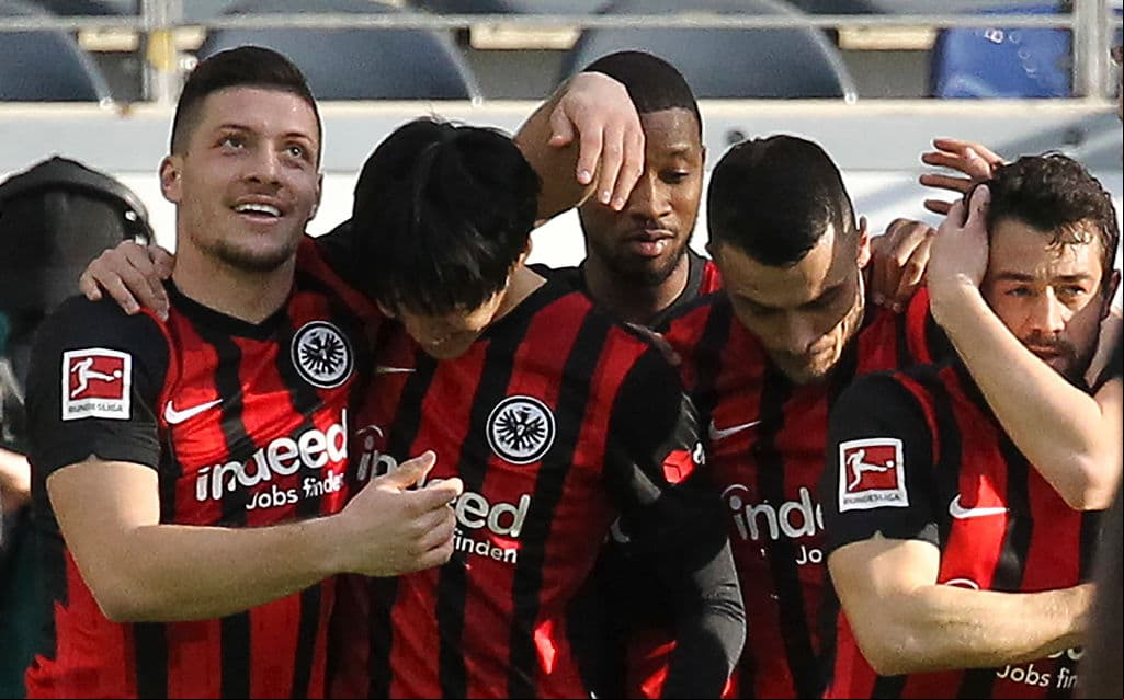 Frankfurt se hizo fuerte en casa y despachó al campeón del mundo 2-1. Bayern mantiene la cima con 49 puntos y Frankfurt llegó a 42.