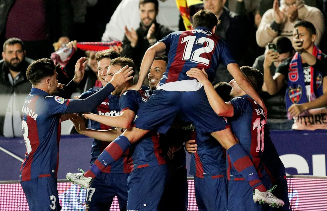Los jugadores del Levante celebran el gol marcado en propia puerta por el delantero del Betis, Loren Morón, esto a los 32 minutos de partido.