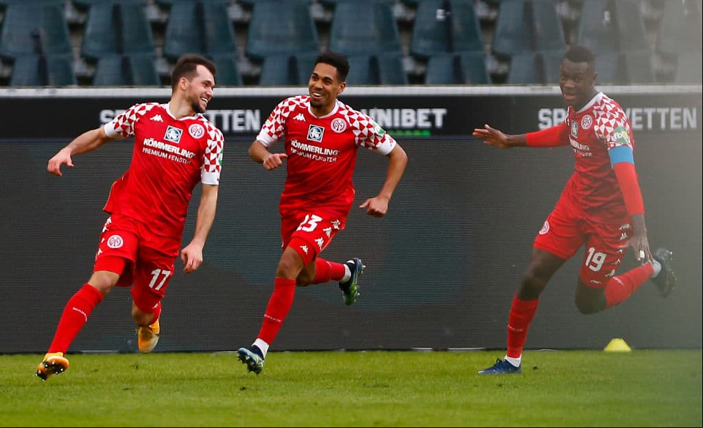 En los últimos minutos, Mainz arrebató el triunfo al Mönchengladbach dejando el marcador 1-2. Mainz llegó a 17 puntos y es penúltimo general; M’Gladbach se quedó con 33.