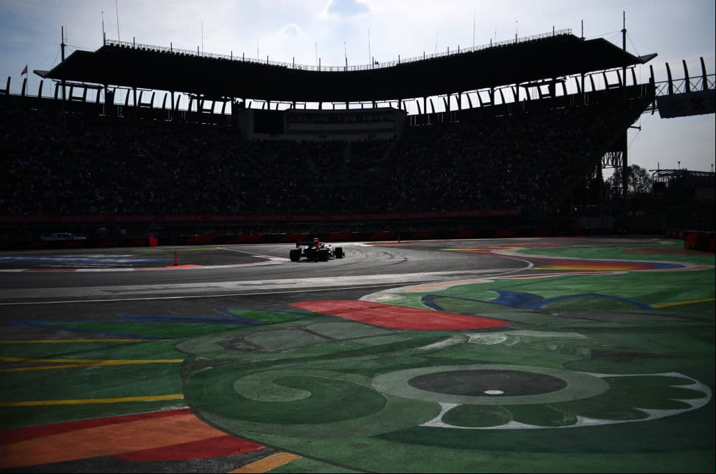 En la primer práctica, Bottas se llevó el primer lugar con 1:18.341, seguido de su compañero Lewis Hamilton (1:18.417) y Max Verstappen (1:18.464). Para la segunda práctica, las cosas camnbiaron un poco, El neerlandés Max Verstappen fue el más rápido con un tiempo de 1:17.301, mientras que Bottas lo persiguió con 1:17.725, Hamilton fue tercero con 1:17.810 y ‘Checo’ Pérez repitió la cuarta posición superando su tiempo de las primeras prácticas con 1:17.871.