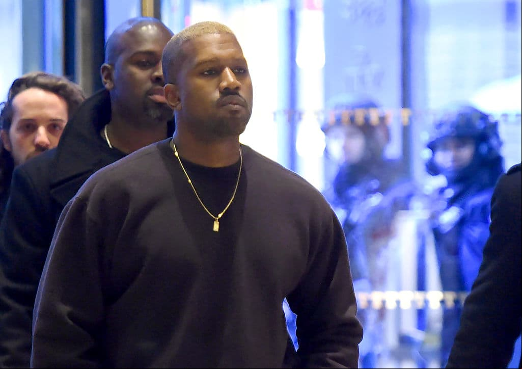 El exitoso rapero estadounidense no tiene su inmensa fortuna gracias a la música, sino la tiene gracias a su marca de ropa Yeezy. A diferencia de Michael Jordan con Air Jordan, Kanye es totalmente dueño de su marca de sneakers.