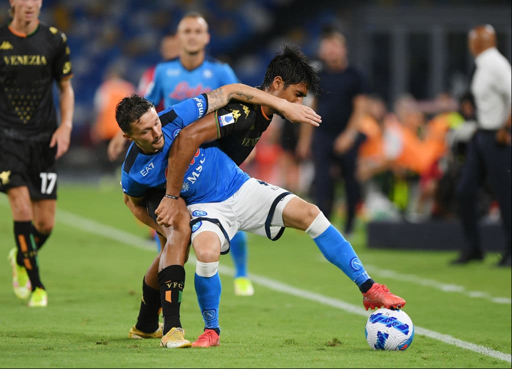 Napoli derrota 2-0 a Venecia en el Estadio Diego Armando Maradona y con 10 hombres tras la expulsión de Osmihen al minuto 23' del encuentro. Lorenzo Insigne convirtió un penalti en gol al minuto 62' y diez minutos después, Elif Elmas hizo el segundo al 72'. El mexiano Hirving Lozano entró 20 minutos antes del silbido final.