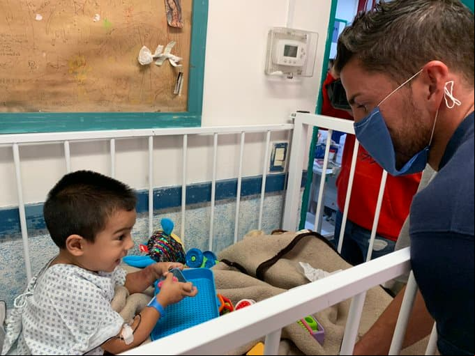 Amaury Vergara encabezó la visita de Chivas a los niños del Hospital Civil, en Guadalajara, durante el Día Internacional del Voluntariado