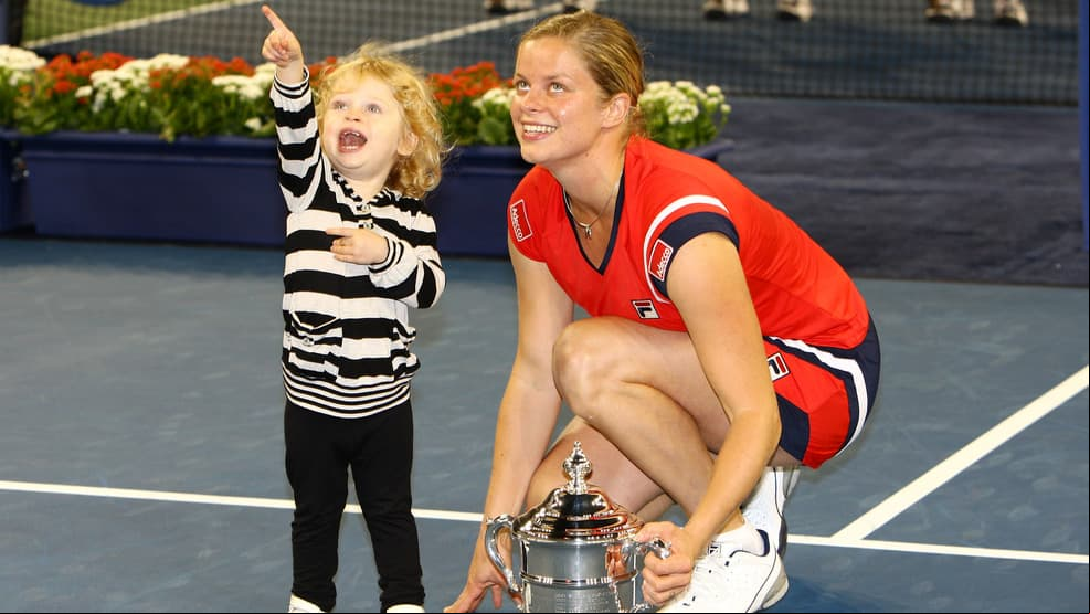 <b>Kim Clijsters </b>
<br>Ganó el US Open 2009 solo 18 meses después de dar a luz, convirtiéndose en la primera madre en ganar un título de Grand Slam en individuales desde Evonne Goolagong en 1980. Conservó su título 12 meses después antes de retirarse en 2012; tuvo dos hijos más.