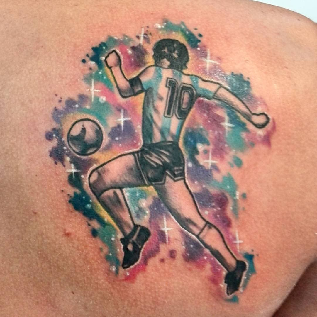Aquel gol empezó detrás de media cancha y Maradona se llevó a todos los ingleses que le aparecieron en el camino hasta dejar el balón en la red de Peter Shilton.
