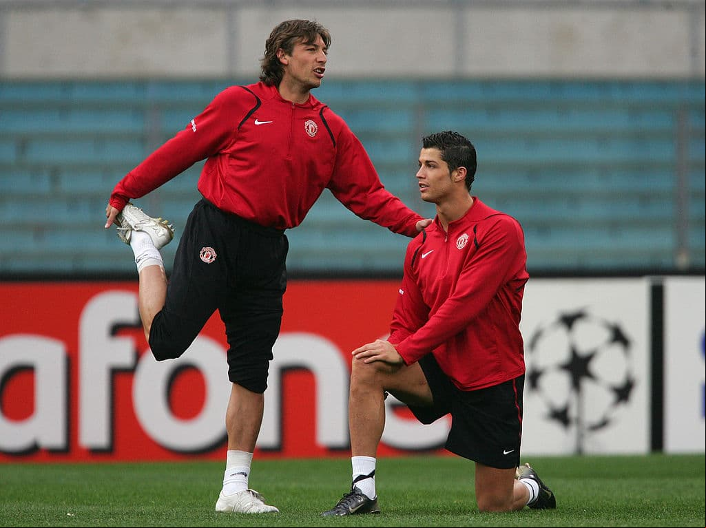 Gabriel Heinze y Cristiano Ronaldo en Manchester United. Heinze compartió cancha con Messi en la selección de Argentina.