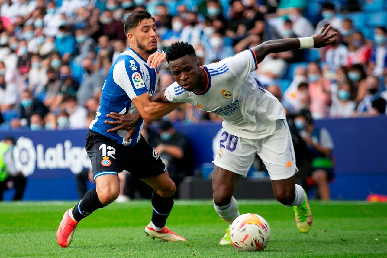 El Espanyol se impone ante el Real Madrid con marcador de 2-1 en la octava jornada de La Liga. Raúl de Tomás abrió el marcador al 17’, seguido de Axel Vidal en el minuto 60’, sin embargo Karim Benzemá se encargó de darle el único tanto al club merengue al 71’.