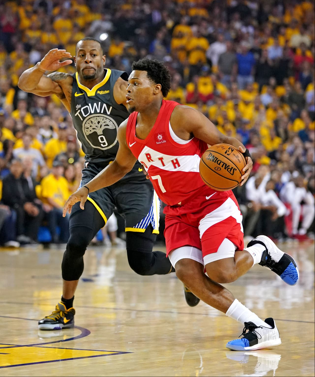 Lowry empezó desde el mismo comienzo del juego a tirar de las riendas de los Raptors. Mostrándose como el orquestador que es en sus mejores momentos.