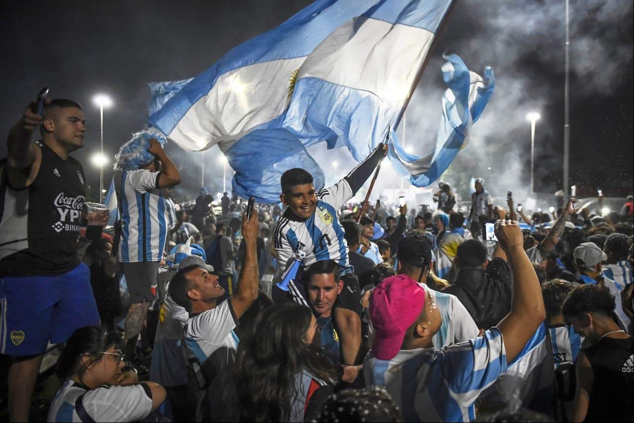 Festejos de la selección argentina en Buenos Aires tras ganar el Mundial Qatar 2022.