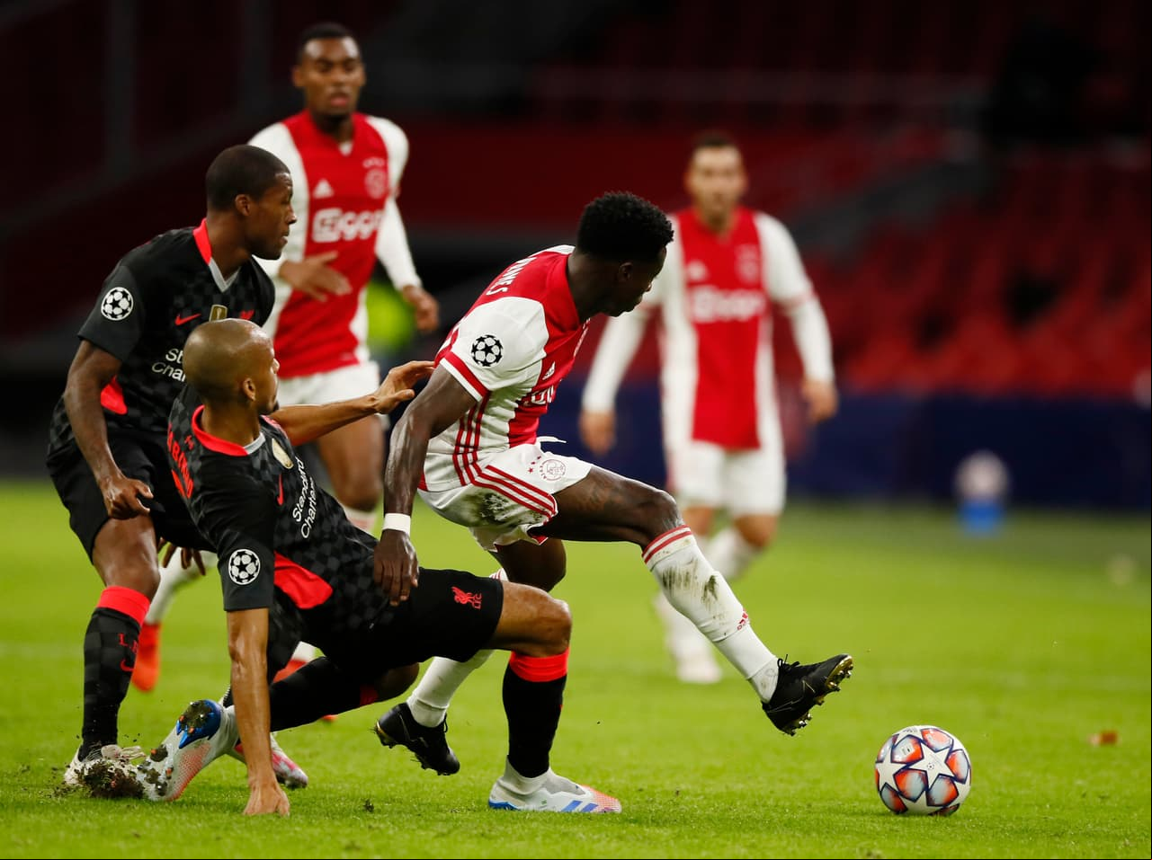 Nicolás Tagliafico (35’) marcó el autgol que definió el encuentro. En la J2 de la Champions League, Ajax se enfrentará al Atalanta y Liverpool hará lo propio con el Midtjylland.