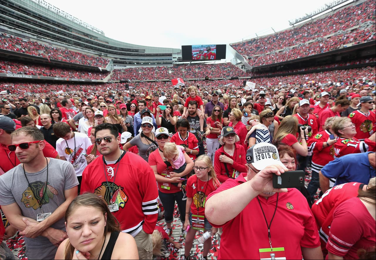 Sin importar cuánto tiempo tuvieron que esperar los seguidores de los Blackhawks esperaron pacientes para ver a los jugadores de su equipo.