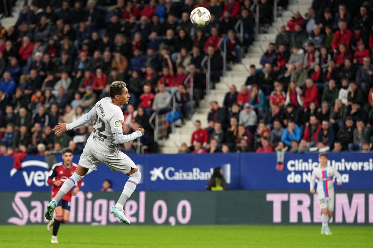 El Barcelona venció 1-2 al Osasuna en El Sadar durante la Jornada 14 de LaLiga de España en un partido que tuvo las expulsiónes de Lewandowski y de Piqué y los goles de Pedri y Rapinha; por los locales marcó David García
