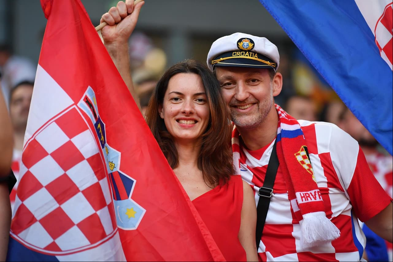 Croacia ganaba el partido con autogol de Pedri, pero España remontó con anotaciones de Sarabia (38’) y Azpilicueta (57’). Fueron Orsic (85’) y Pasalic (92’) en los últimos minutos, que no dejaron a la escuadra de Luis Enrique se llevara el juego. Morata y Oyarzabal, en tiempo extra, le dan la victoria a España y el pase a Cuartos en la Euro 2020.
