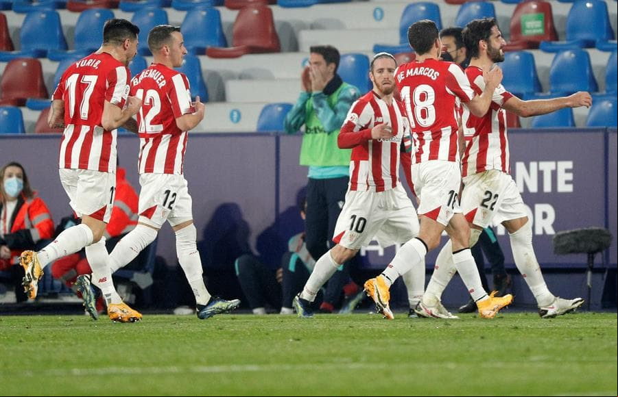 Athletic Club derrota, en tiempo extra, al Levante con un marcador de 2-1 y jugará la final de la Copa del Rey ante el Barcelona el 17 de abril en La Cartuja. Roger Martí anotó el primer tanto al minuto 17, pero Raúl García se encargó de igualar las cosas. Remiro, al minuto 112, le dio la victoria y el pase a su equipo a la grna final.