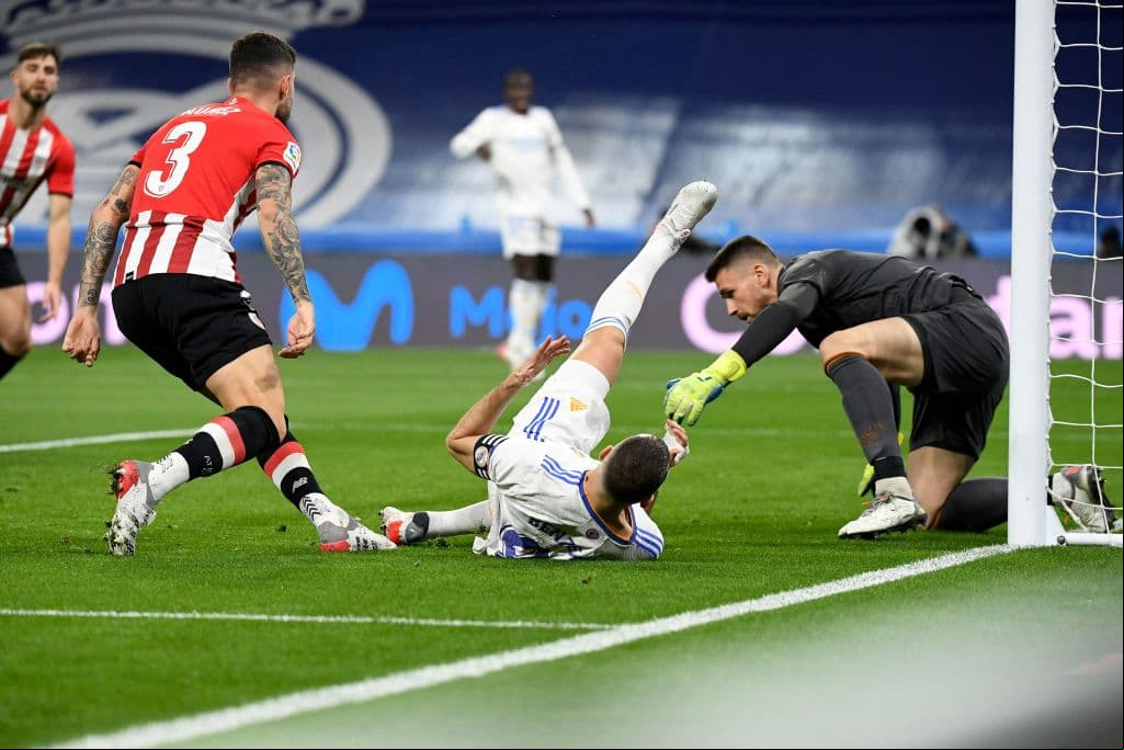 Real madrid no se quiere despegar de la cima de la tabla y le pegan 1-0 al Athletic Club con gol de Karim Benzema.