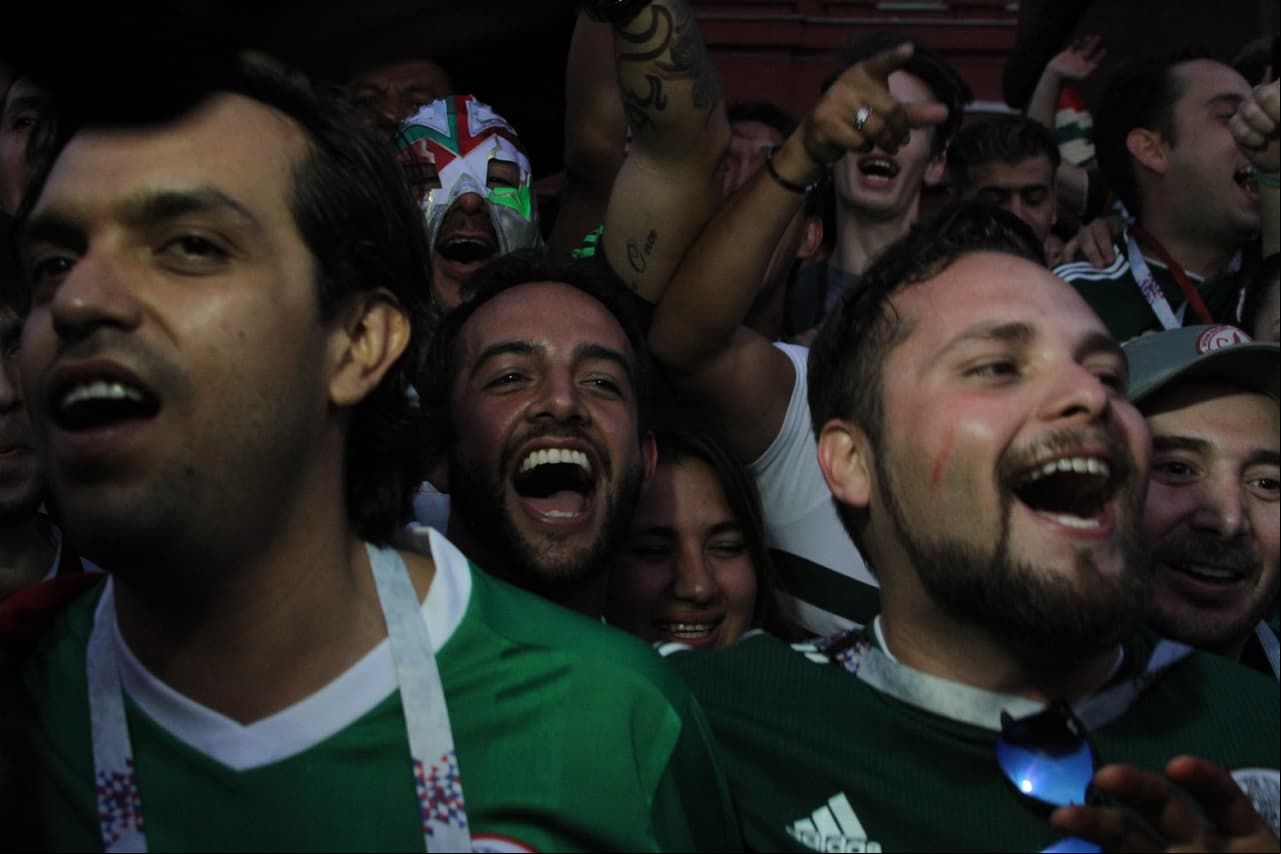 Tremendo jolgorio que armaron los aficionados mexicanos en la Plaza Roja en Moscú tras la gran victoria de la selección de México por 1-0 sobre Alemania. ¡Así festejaron! (Fotos: Ricardo Otero, enviado)