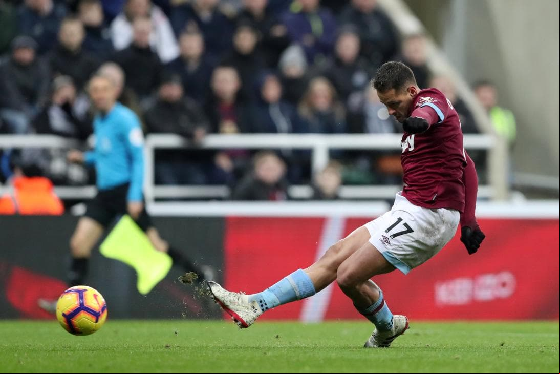 A los 63, Chicharito anotó el 2-0 parcial para llegar a tres goles en la temporada de la Premier League con los Hammers.