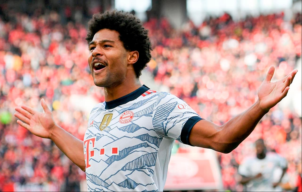 Bayern Munich se impone con goliza durante su visita al Bayer Leverkusen 5-1, durante la octava jornada de la Bundesliga. Robert Lewandowski abrió el marcador al 5' y al 30' ya le daba el triunfo a los bávaros, Müller y Gnabry hicieron lo propio y, en la primera mitad ya derrotaban al local. Fue al 55' cuando Patrik Schick sumó uno.
