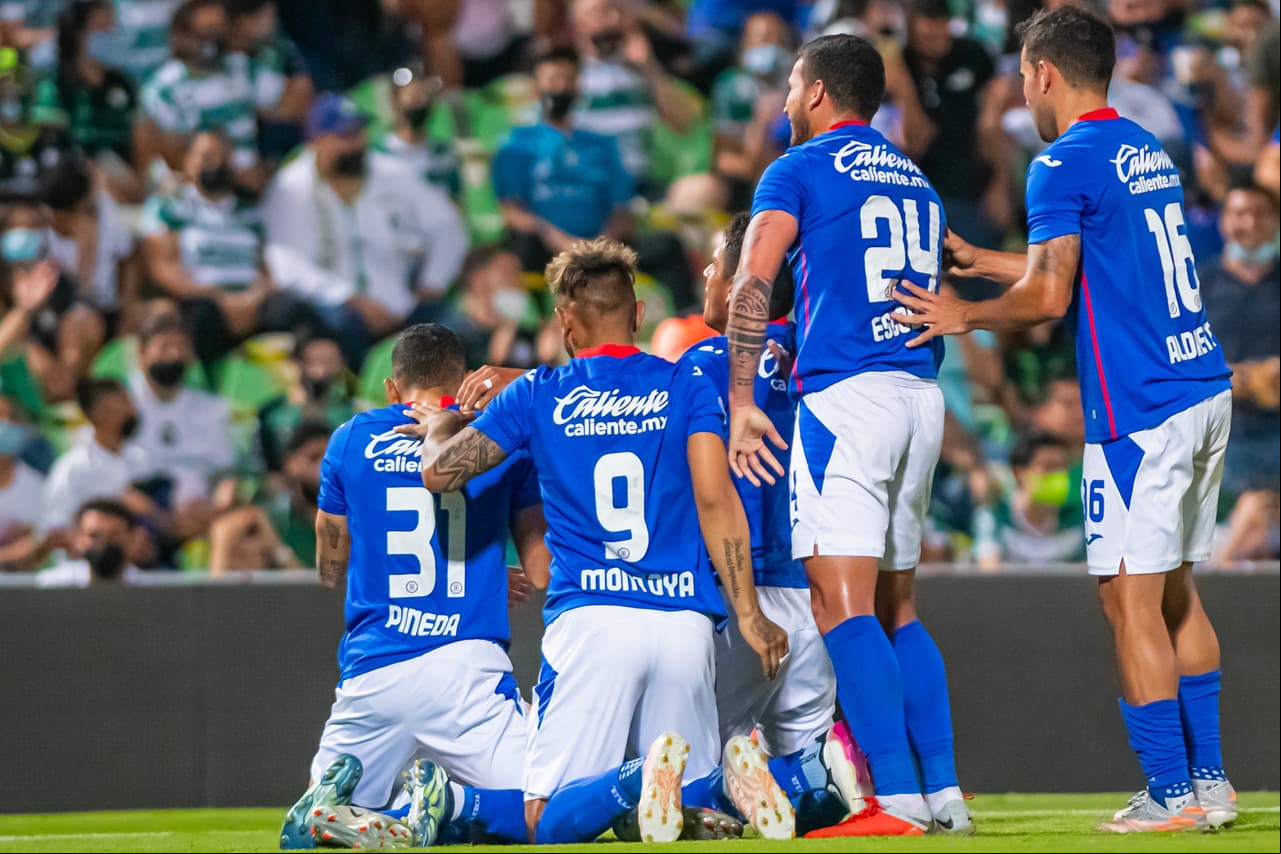 Luis Romo se encarga de darle la ventaja a Cruz Azul luego de vencer 0-1 a Santos en el Estadio Corona.
