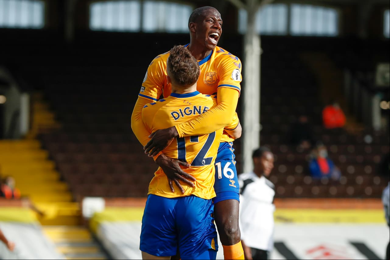 Con doblete de Dominic Calvert-Lewin y gol de Abdoulaye Doucouré, el Everton se impone ante el Fulham durante la novena jornada de la Premier League. Por parte de los Whites, Bobby Reid descontó al minuto 15, mientras que Ruben Loftus-Cheek anotó el segundo a los 70 minutos.