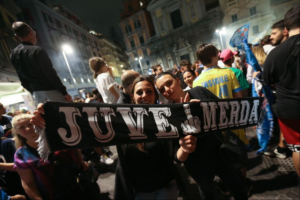 Nada pudo contener la alegria de la afición de Napoli al conseguir un nuevo título del equipo ante Juventus.