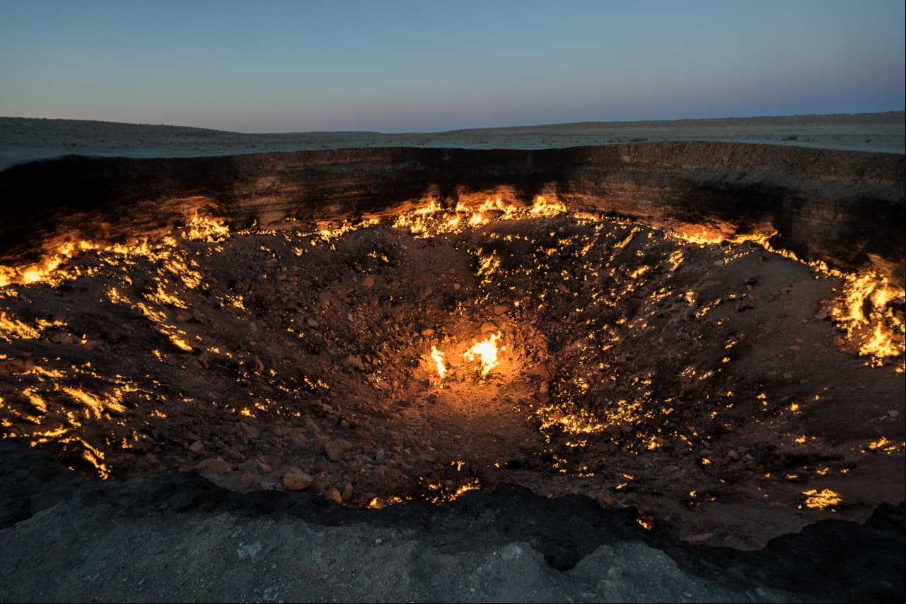 'La puerta del infierno’: el espectacular cráter en llamas desde hace más de medio siglo (que no logran apagar)