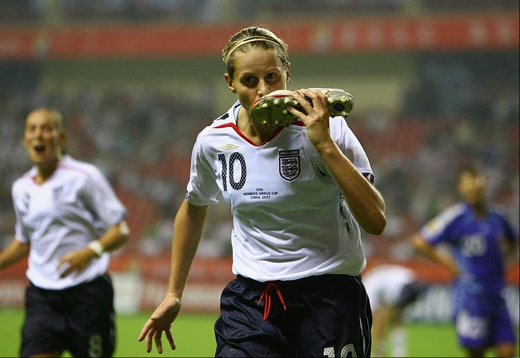 Kelly Smith de Inglaterra festeja su primer gol en el Mundial de 2007 en China, quitándose un zapato y besándolo en partido entre su selección y la de Japón, en duelo de la primera ronda del Grupo A.