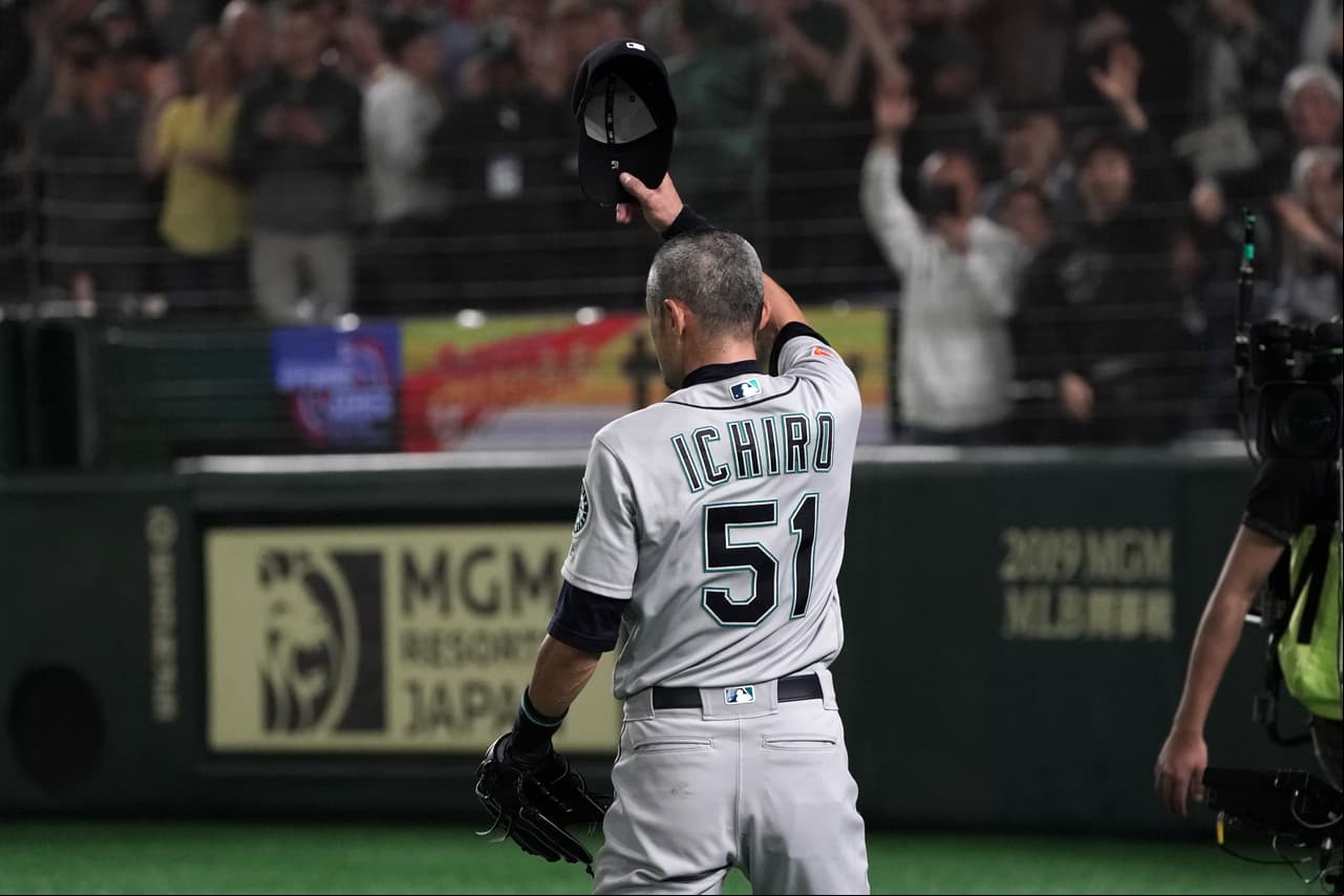 Hizo parte diez veces del All-Star Game de la MLB, fue MVP del 2001, Novato del Año del 2001, dos veces campeón de bateo, diez veces Guante de Oro, entre otros.