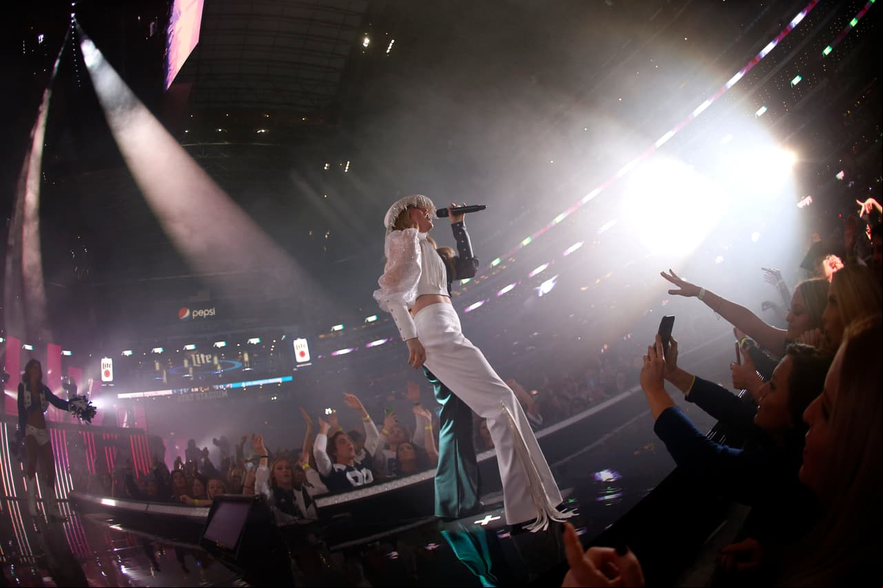 Ellie Goulding armó un gran espectáculo en el show de medio tiempo del partido entre los Dallas Cowboys y los Buffalo Bills.