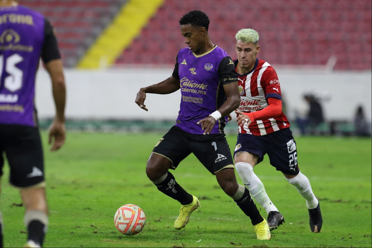 Chivas rescató la victoria ante Mazatlán en la Jornada 2 de la Copa por México 2022 con un polémico gol de Isaác Brizuela en tiempo de compensación. El 'Cone' disparó en el área, pero el balón impactó en el brazo de su compañero Luis Puente, lo que por regla debió ser anulado, pero el árbitro central lo dio por bueno.
