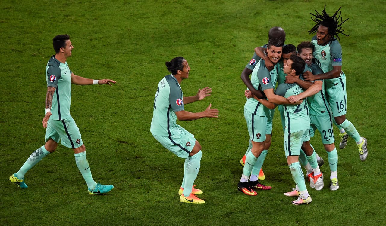 Apenas tres minutos después, Ronaldo volvió a tener peso en el encuentro con un disparo de media distancia que desvió Nani para marcar el segundo de Portugal y resolver el enigma de la semifinal muy rápido.