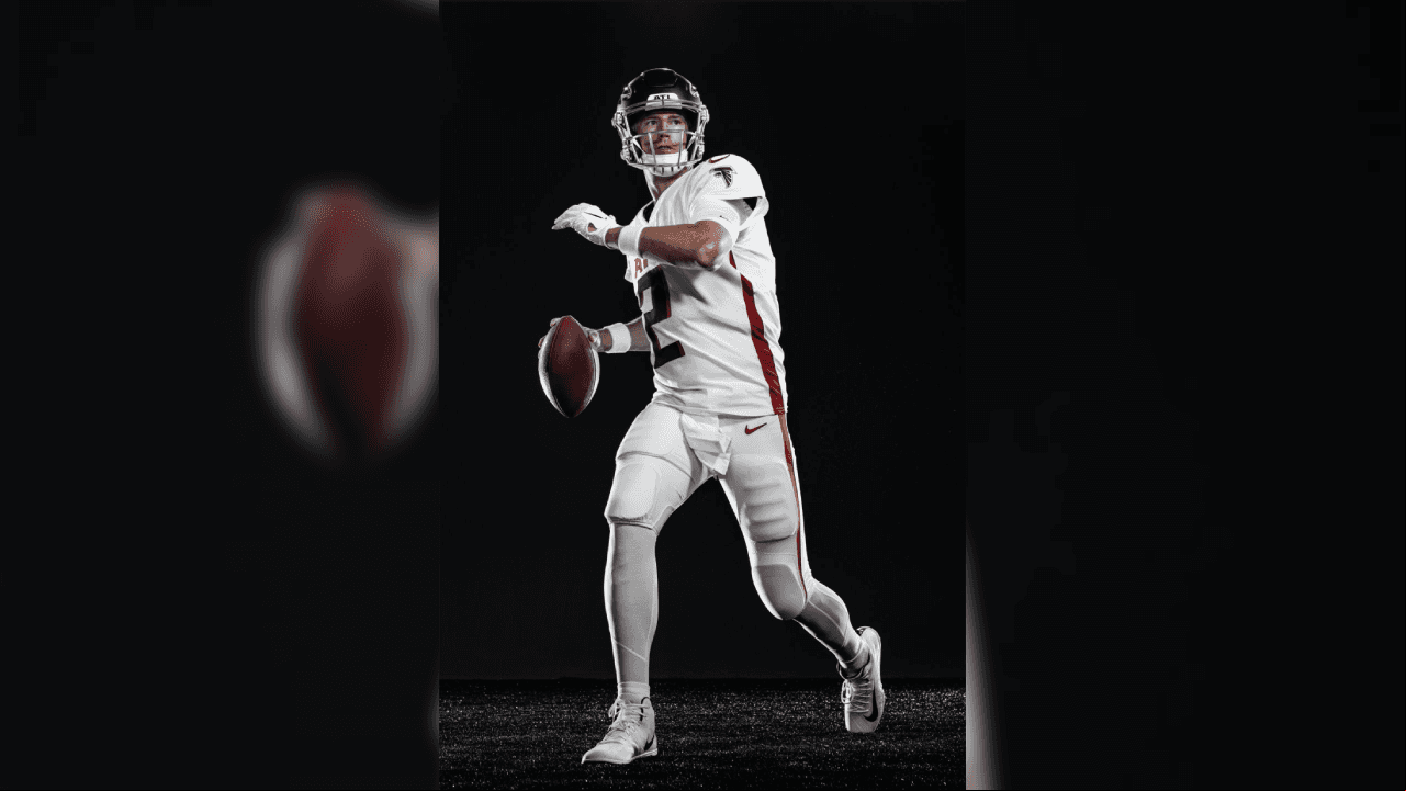 ¡Los Falcons presentan su nueva indumentaria! Con una gran variación en sus uniformes donde se eliminaron líneas en los hombros ahora predominan las tonalidades a un solo color. Así se prepara el equipo de Matt Ryan en la búsqueda de instalarse en otro Super Bowl.
