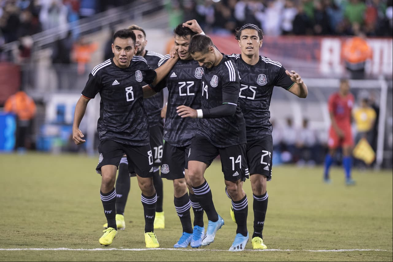 Con goles de Chicharito Hernández, Érick Gutiérrez y Uriel Antuna, México vence 3-0 al equipo de las barras y las estrellas; Orozco atajó un penal.