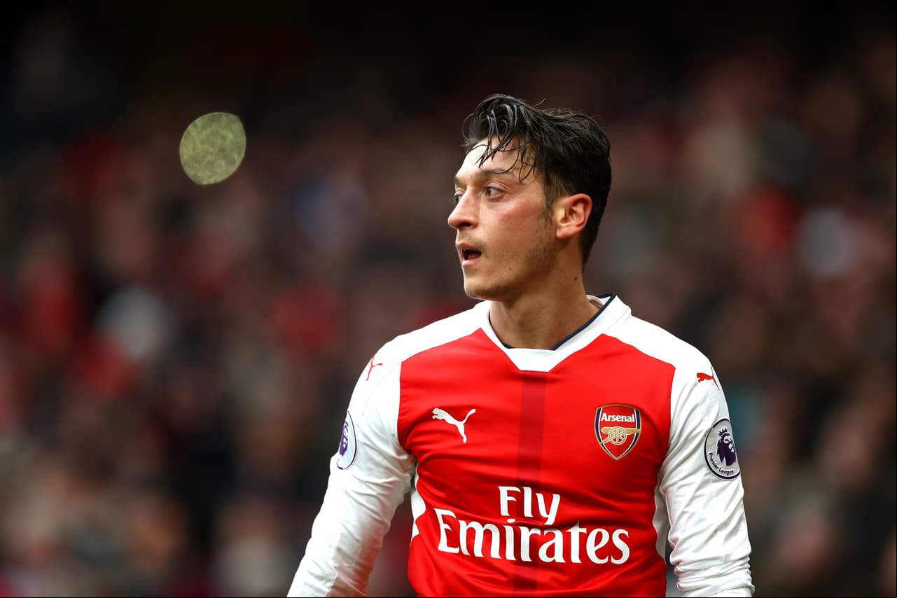 El alemán Mesut Özil se convirtió en la peor amenaza de Christian Lell durante su paso por Real Madrid. El volante le coqueteó a la novia del jugador del Levante.