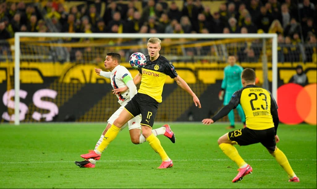Haaland logra recibir con la marca de Thiago Silva y crea un peligroso contragolpe que acaba con un tiro desviado del inglés Jadon Sancho.
