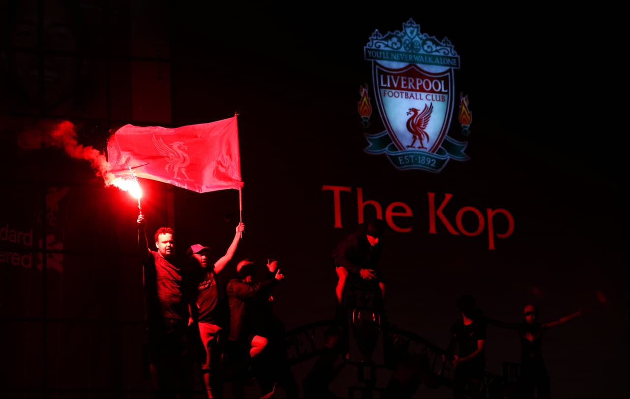 Con mucha euforia y pasión, así celebraron los aficionados del Liverpool su primer título de Premier League, tras romper sequía de 30 años sin ganar el título de Liga en Inglaterra.