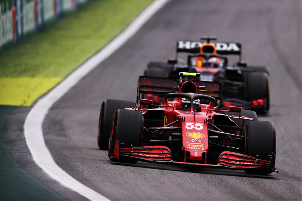 El mexicano Sergio Pérez saldrá desde el cuarto sitio en el Gran Premio de Brasil tras finalizar en dicha posición en el Sprint llevado a cabo este sábado, en el cual Lewis Hamilton se llevó los reflectores tras remontar desde el lugar 20 y terminar en el quinto sitio debajo de tan solo del mexicano.