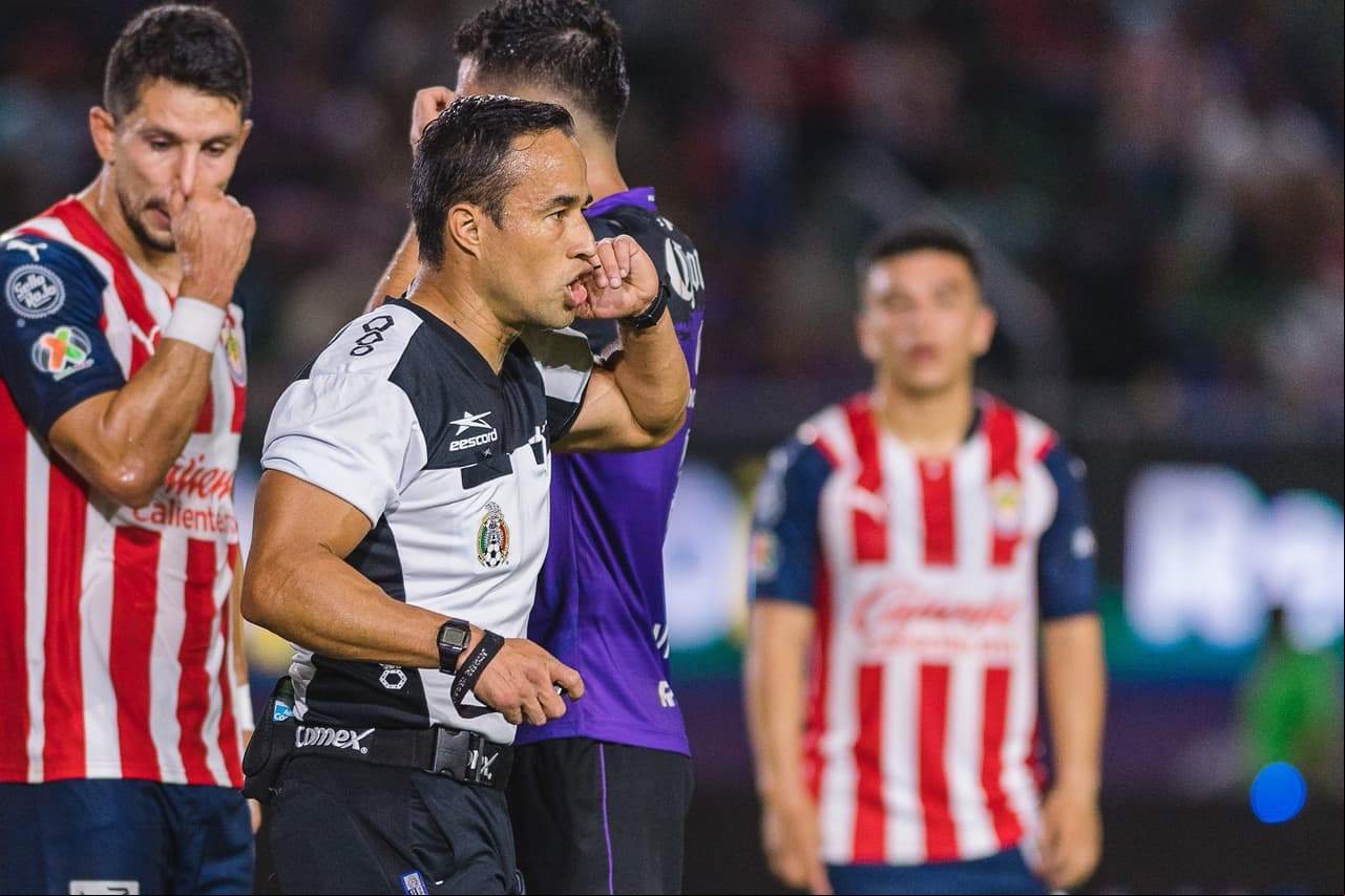 Pero tras la consulta con el VAR, el colegiado echaba para atrás su decisión, provocando la ira de Mazatlán y del Kraken.