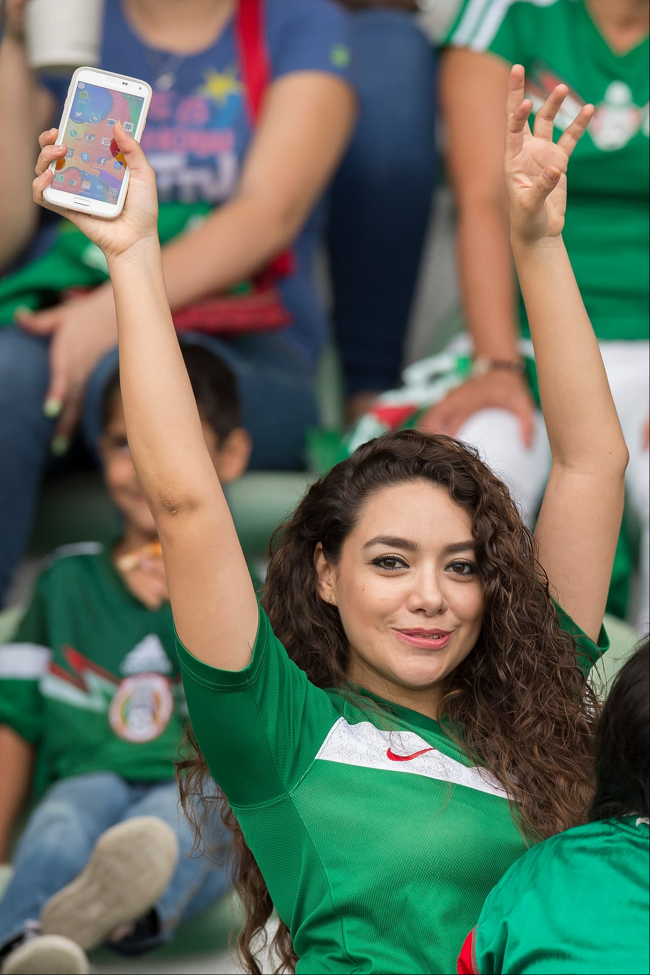 Sin importar la lluvia estuvieron muy animadas viendo a su selección.