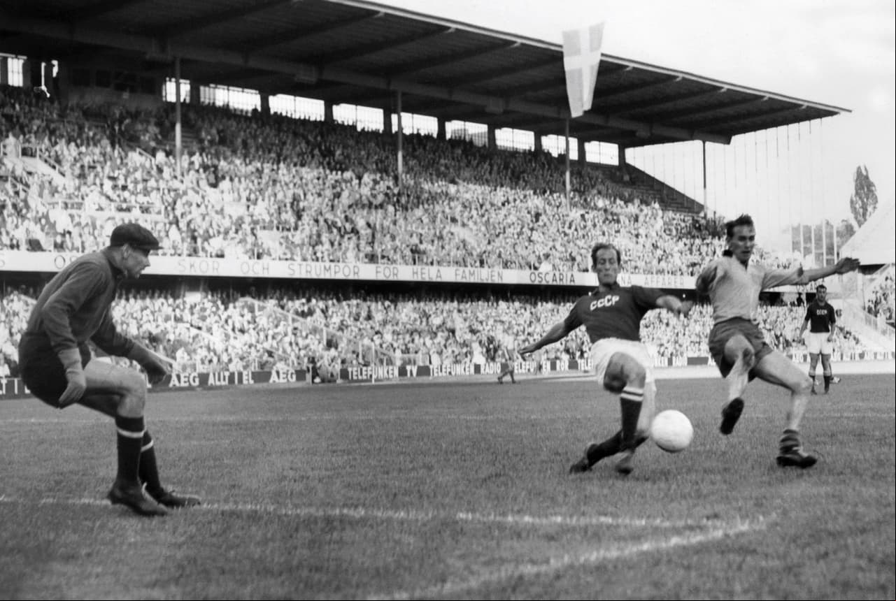 Durante 24 temporadas, desde 1949 hasta 1971, el arquero ganó cinco Ligas y tres copas de la Unión Soviética, además de defender los colores de su país en cuatro mundiales, tres eurocopas y unos Juegos Olímpicos en 1956, donde ganó medalla de oro.