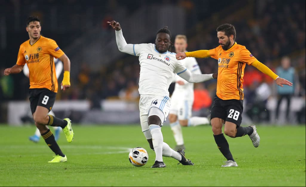 Con susto y alegría de Raúl Jiménez, el Wolverhampton se impone en casa por la mínima al Slovan Bratislava.
