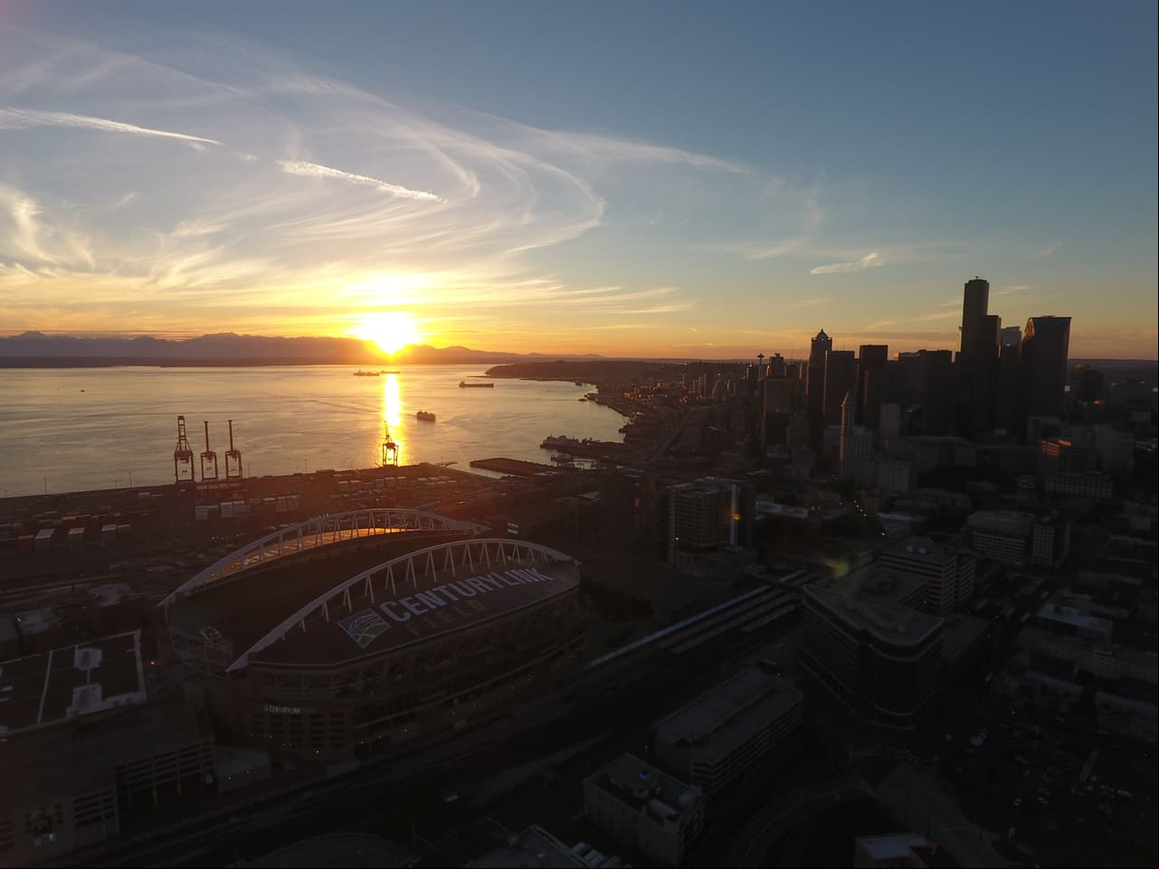 Cae el sol en Seattle, más allá de las nueve de la noche. Mar, puerto, estadio, es una ciudad completa.