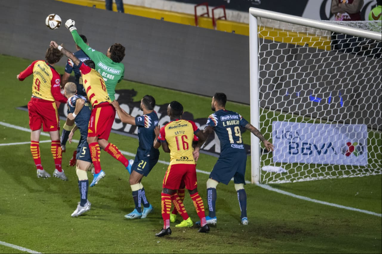 Paco Memo Ochoa sale por todo lo alto para despejar, de puños, el balón y evitar el remate de Aristeguieta.