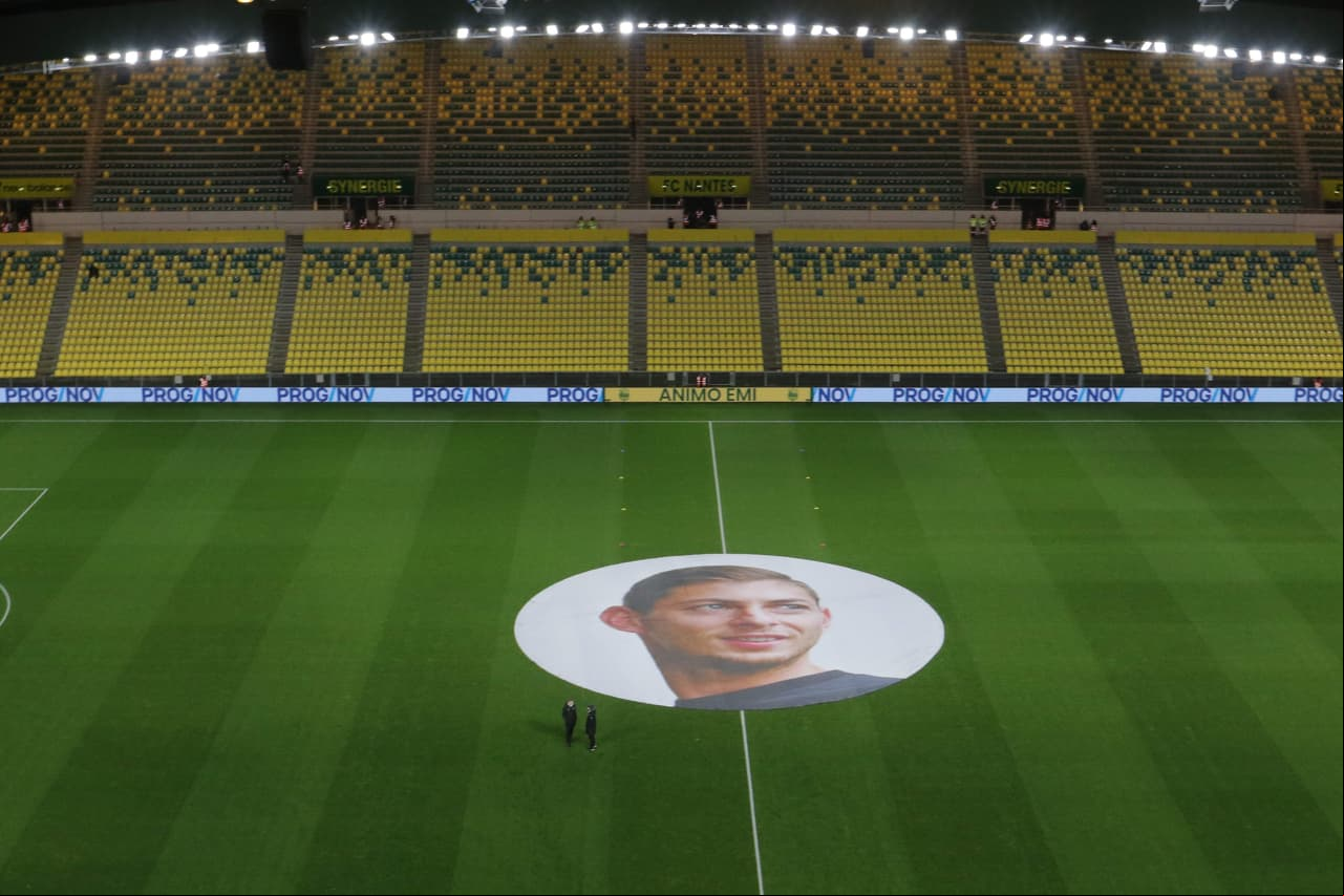 En las afueras del Stade de la Beaujoire - Louis Fonteneau, donde el Nantes F.C. es local, miles de aficionados continuaron sus homenajes a Emiliano Sala. Los mimos se vieron incluso dentro del estadio en donde se prepararon mosaicos, pancartas, playeras alusivas para los jugadores y mucho más.