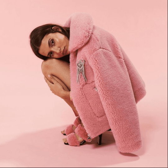 Sus looks de cuarentena influyeron a nivel digital, en especial su bata de baño de Versace y las pantuflas de Louis Vuitton.