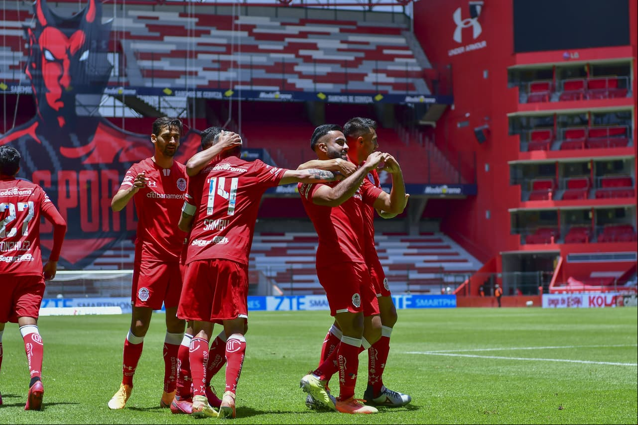 Celebración de gol con el tifo de Diablo.