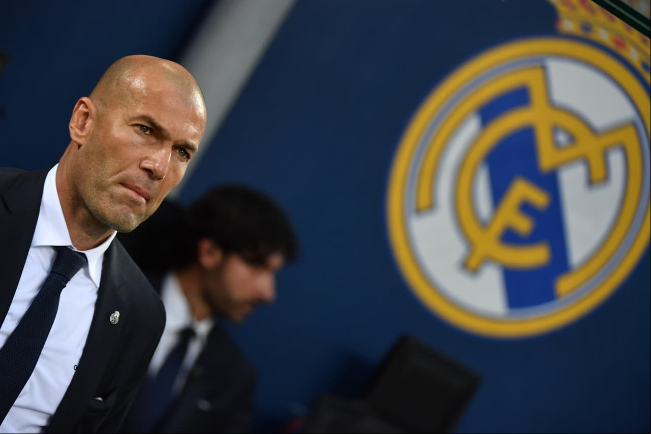 Zinedine Zidane lucía muy tranquilo cuando cayó el gol de su equipo en medio del júbilo de sus pupilos en la banca del Real Madrid.